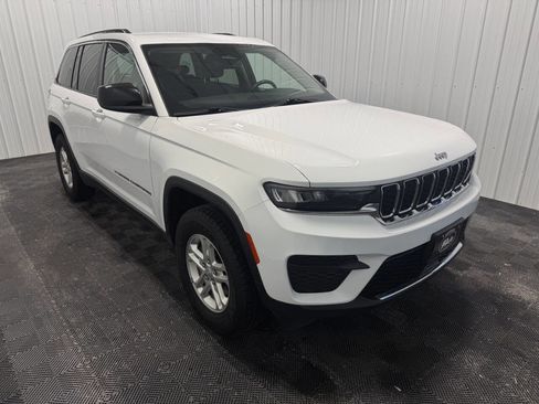 Used 2023 Jeep Grand Cherokee Laredo w/ Luxury Tech Group I image 3