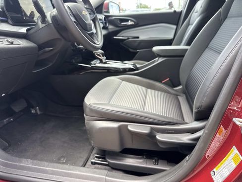 Used 2025 Chevrolet Trax LT FWD image 17