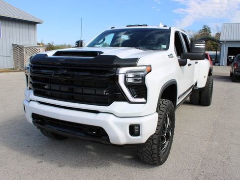 Used 2024 Chevrolet Silverado 3500 High Country w/ High Country Premium Package image 3