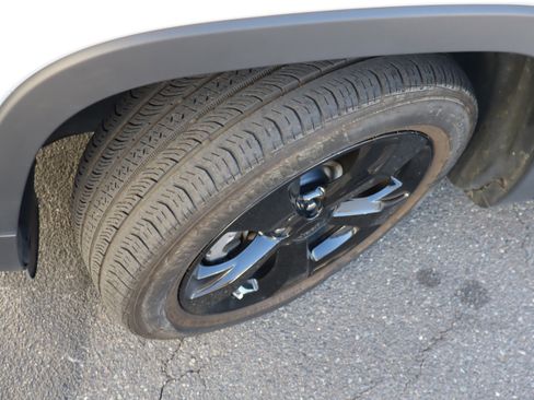 Used 2020 Jeep Cherokee Latitude Plus image 40