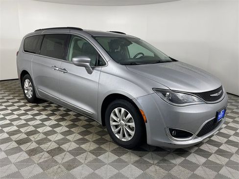 Used 2017 Chrysler Pacifica Touring-L image 17