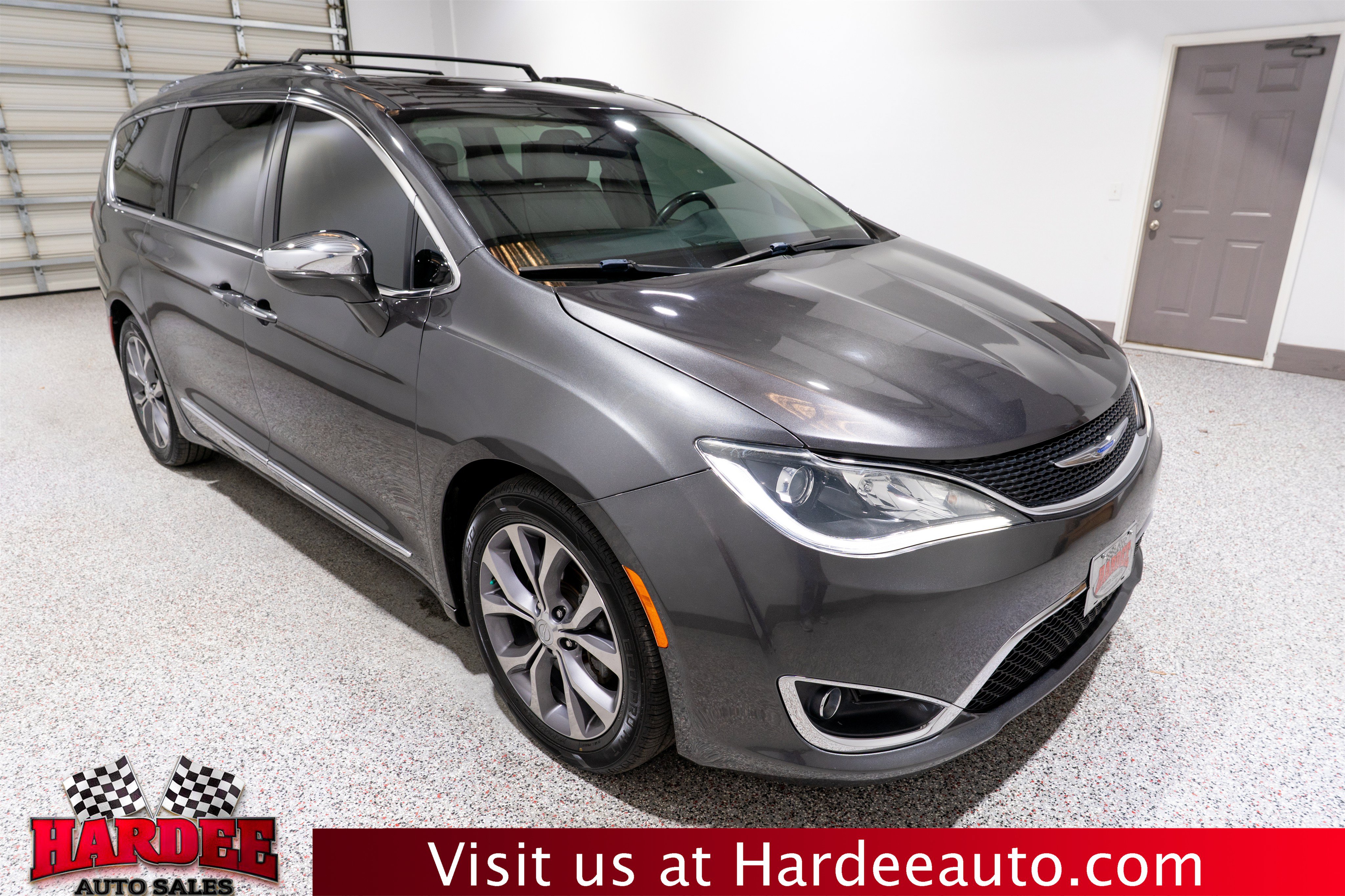 Used 2019 Chrysler Pacifica Limited w/ Tire & Wheel Group FWD image 6