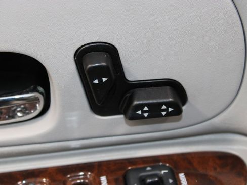 Used 2002 Lincoln Town Car Executive image 13