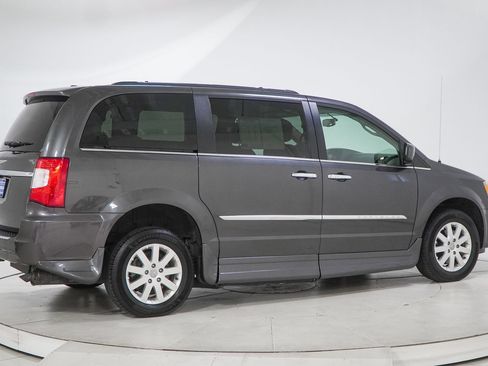 Used 2016 Chrysler Town & Country Touring w/ Driver Convenience Group FWD image 11