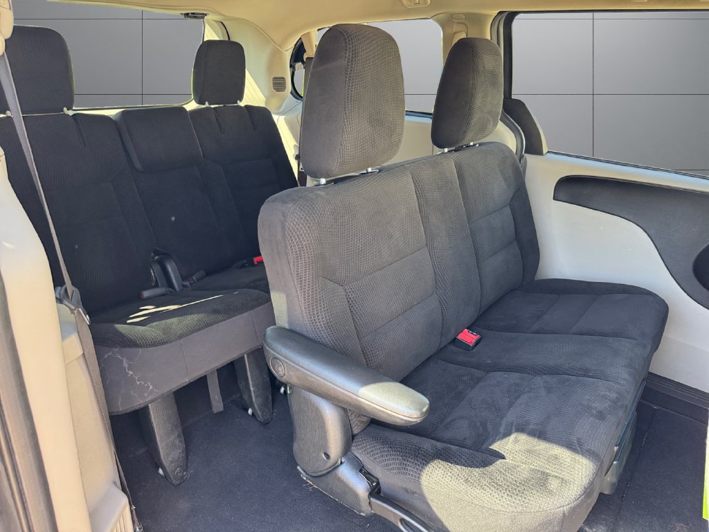 Used 2018 Dodge Grand Caravan SE FWD image 18