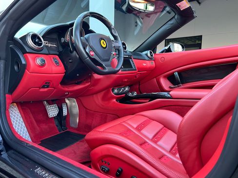 Used 2013 Ferrari California RWD image 2