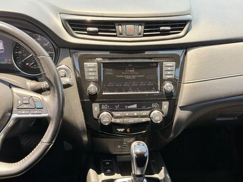 Used 2019 Nissan Rogue SV w/ Premium Package AWD/4WD image 15