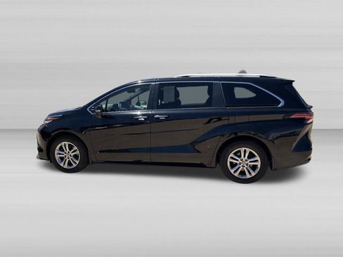 Used 2022 Toyota Sienna Platinum AWD/4WD image 9
