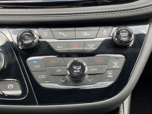 Used 2025 Chrysler Pacifica Limited image 24