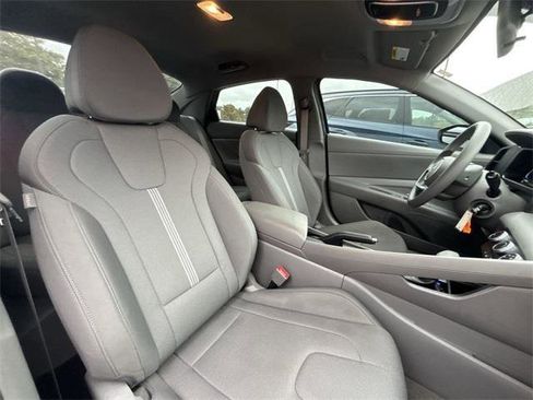 Certified 2025 Hyundai Elantra SE image 24