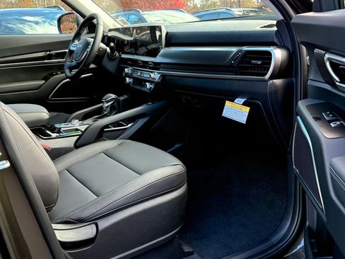 New 2025 Kia Telluride S image 10