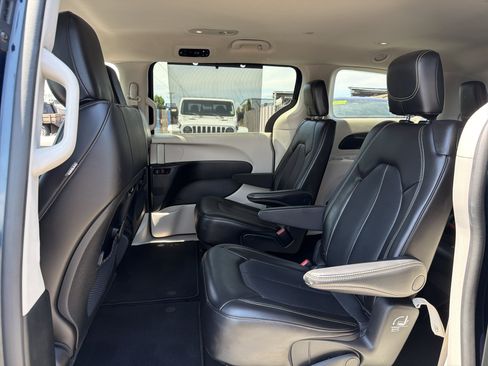 Used 2023 Chrysler Pacifica Touring-L FWD image 11