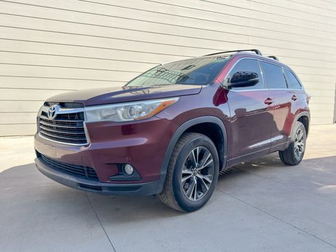 Used 2016 Toyota Highlander XLE image 3