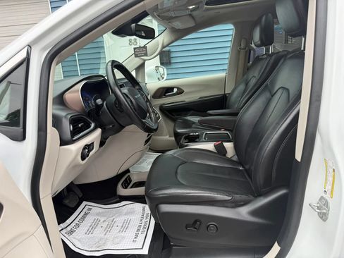 Used 2018 Chrysler Pacifica Touring-L Plus w/ Advanced Safetytec Group FWD image 10