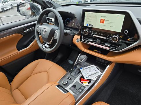 New 2026 Toyota Highlander Platinum image 10