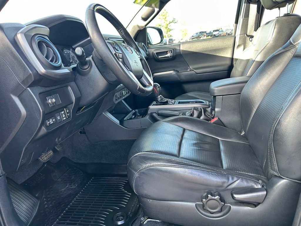 Used 2019 Toyota Tacoma TRD Sport AWD/4WD image 25