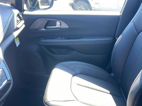 New 2026 Chrysler Pacifica Select FWD image 22