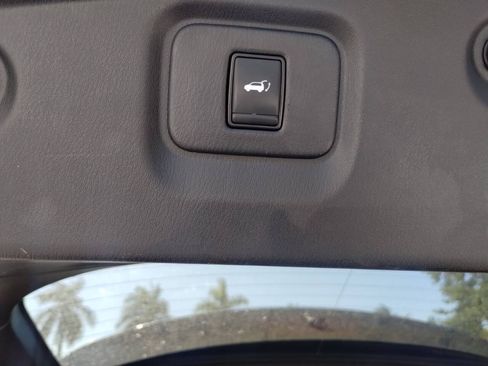 Used 2018 Nissan Pathfinder SL FWD image 18