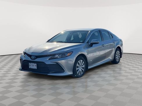 Used 2023 Toyota Camry LE image 3