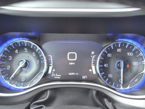 Used 2023 Chrysler Pacifica Touring-L image 22