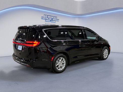 New 2025 Chrysler Pacifica Select w/ Uconnect Theater Family Group image 5