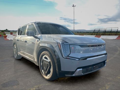 Certified 2026 Kia EV9 Land AWD/4WD image 2