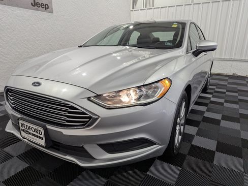 Used 2017 Ford Fusion SE w/ Fusion SE Technology Package FWD image 3