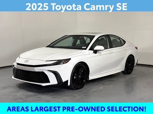 Used 2025 Toyota Camry SE w/ Convenience Package image 3