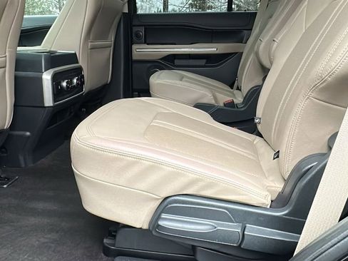 Used 2023 Ford Expedition Limited image 3
