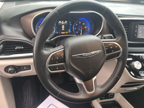 Used 2017 Chrysler Pacifica Touring-L FWD image 15