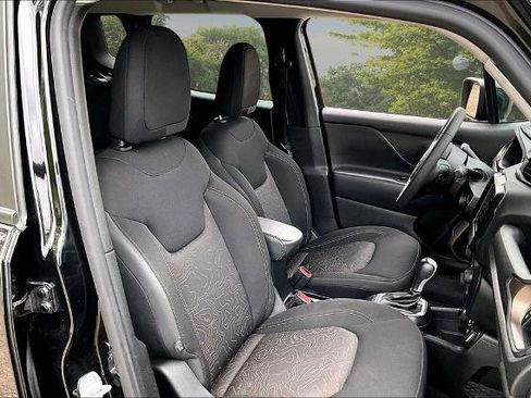 Used 2023 Jeep Renegade Latitude AWD/4WD image 7