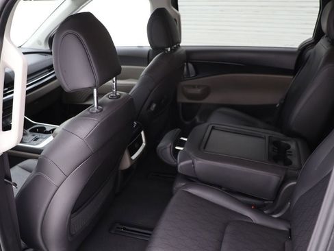 Used 2025 Kia Carnival FWD image 10