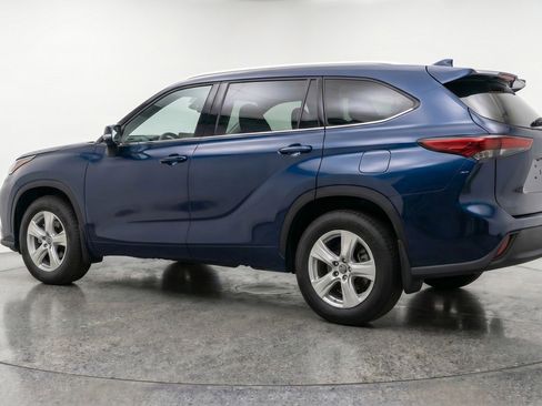 Used 2025 Toyota Highlander LE FWD image 6