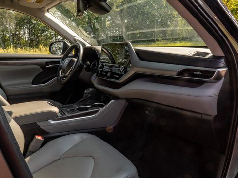 Used 2022 Toyota Highlander Platinum AWD/4WD image 19
