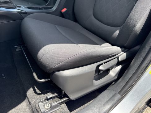 Used 2024 Toyota Corolla Cross LE FWD image 12