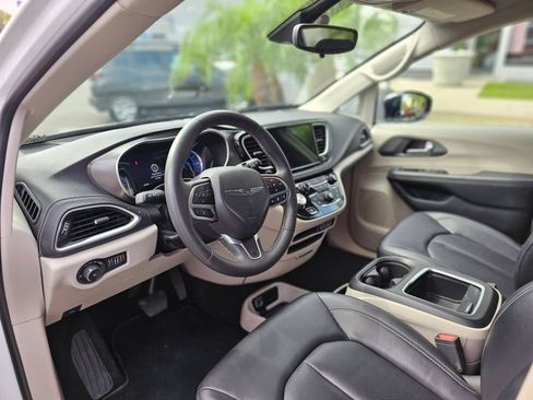Used 2024 Chrysler Pacifica Limited FWD image 24