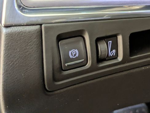 Used 2018 Cadillac XT5 Luxury w/ Driver Awareness Package image 18