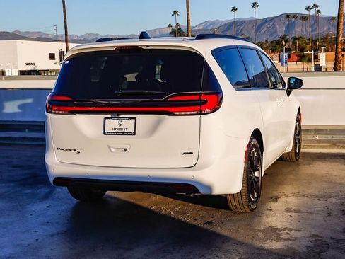 New 2026 Chrysler Pacifica Select w/ S Appearance Package image 9