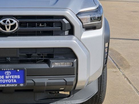 Used 2025 Toyota 4Runner SR5 AWD/4WD image 4