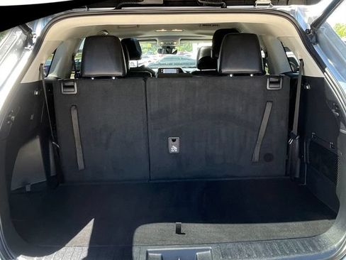 Used 2021 Toyota Highlander XLE AWD/4WD image 16