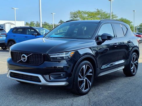 Used 2022 Volvo XC40 T5 R-Design w/ Advanced Package image 2