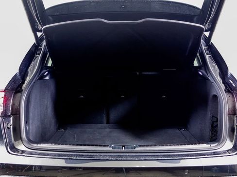 Certified 2025 Porsche Macan image 10