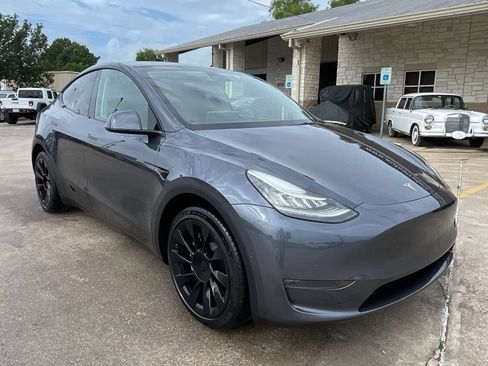 Used 2022 Tesla Model Y Long Range AWD/4WD image 3