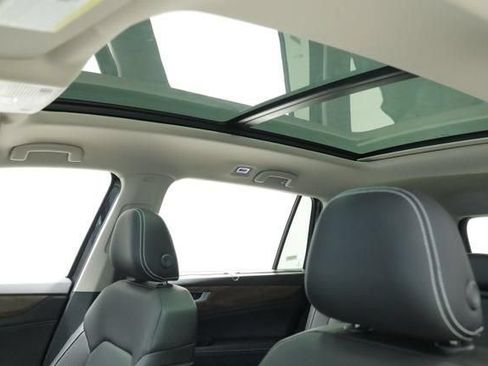 Used 2025 Volkswagen Atlas SE FWD image 25