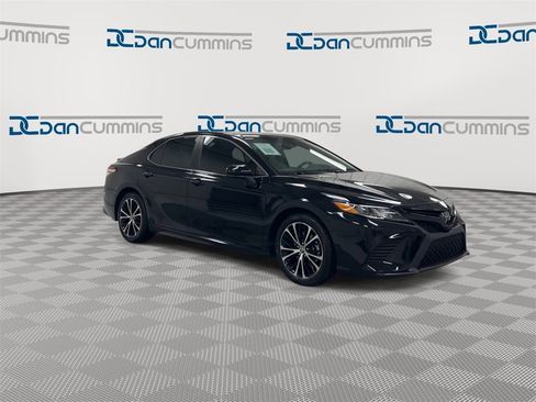 Used 2020 Toyota Camry SE image 2