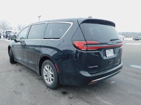 Used 2023 Chrysler Pacifica Touring-L image 9