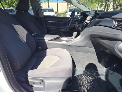 Used 2022 Toyota Camry LE image 10