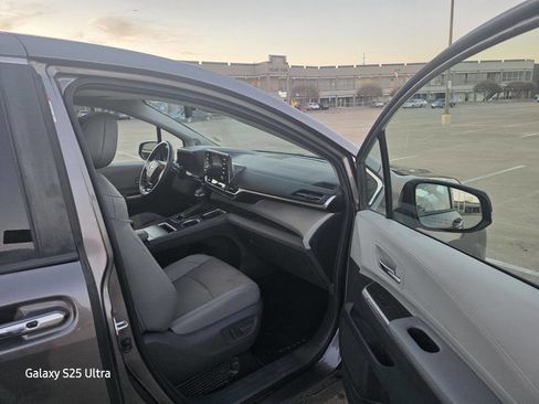 Used 2021 Toyota Sienna Limited image 16