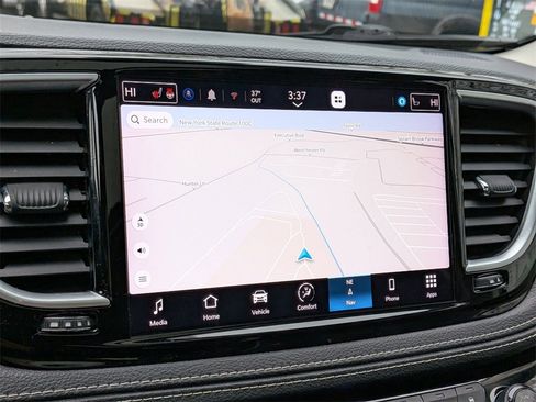 Used 2022 Chrysler Pacifica Limited w/ Uconnect Theater Family Group image 21