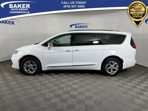 Used 2021 Chrysler Pacifica Limited w/ Uconnect Theater Family Group image 6